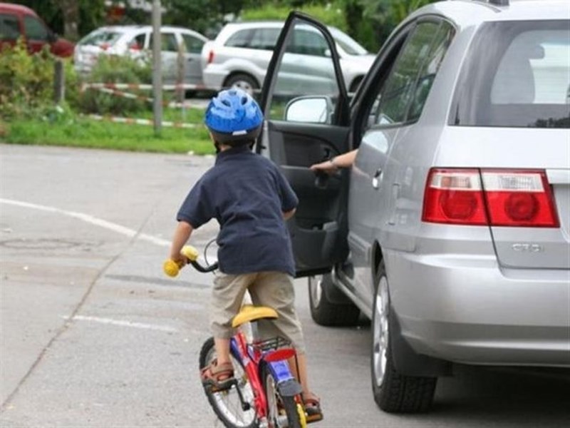 Tài xế cần chú ý trước khi mở cửa xe Tài xế cần chú ý trước khi mở cửa xe