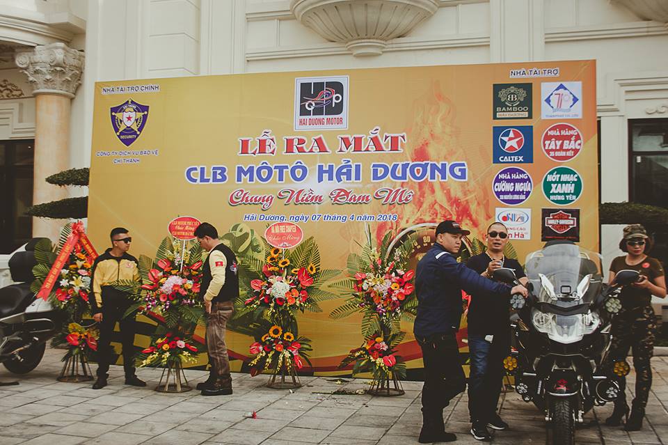 Ca sĩ Tuấn Hưng lái siêu xe Ferrari 488 GTB dự đại hội mô tô Hải Dương Ca sĩ Tuấn Hưng lái siêu xe Ferrari 488 GTB dự đại hội mô tô Hải Dương