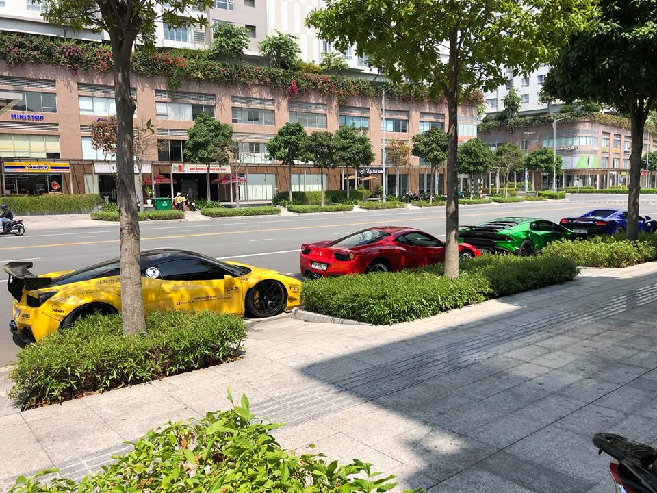 Cặp đôi siêu xe màu sắc rực rỡ khoe dáng tại Sài thành vào cuối tuần Cặp đôi siêu xe màu sắc rực rỡ khoe dáng tại Sài thành vào cuối tuần