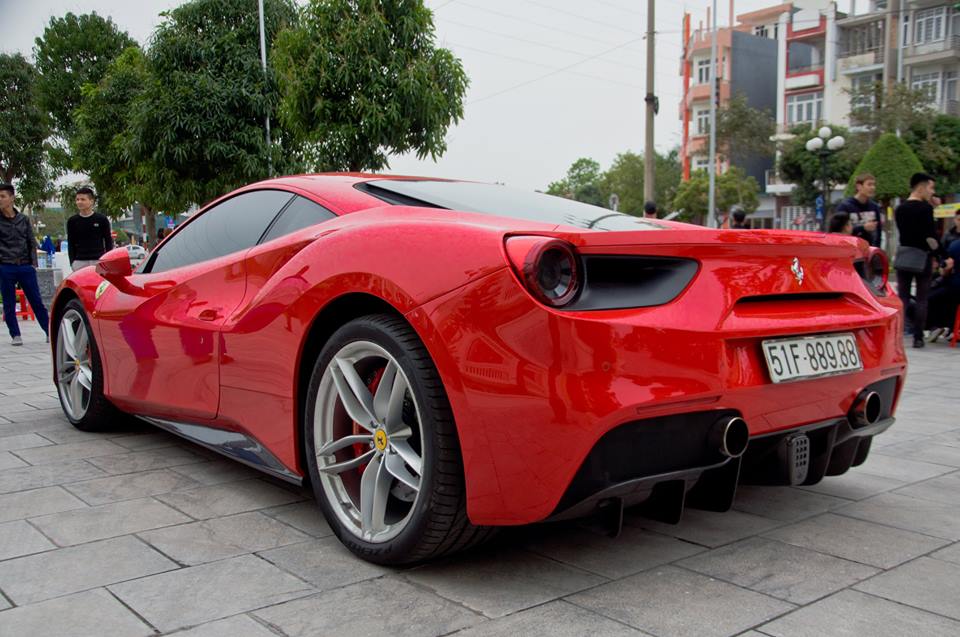 Ca sĩ Tuấn Hưng lái siêu xe Ferrari 488 GTB dự đại hội mô tô Hải Dương Ca sĩ Tuấn Hưng lái siêu xe Ferrari 488 GTB dự đại hội mô tô Hải Dương
