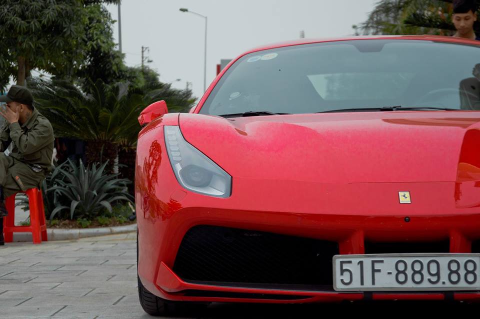 Ca sĩ Tuấn Hưng lái siêu xe Ferrari 488 GTB dự đại hội mô tô Hải Dương Ca sĩ Tuấn Hưng lái siêu xe Ferrari 488 GTB dự đại hội mô tô Hải Dương