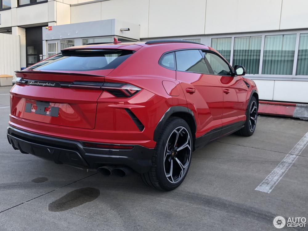 Lamborghini Urus sắp về Việt Nam bị bắt gặp tại đường phố của Đức với màu đỏ