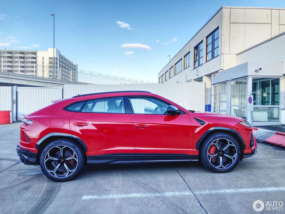 Lamborghini Urus sắp về Việt Nam bị bắt gặp tại đường phố của Đức với màu đỏ