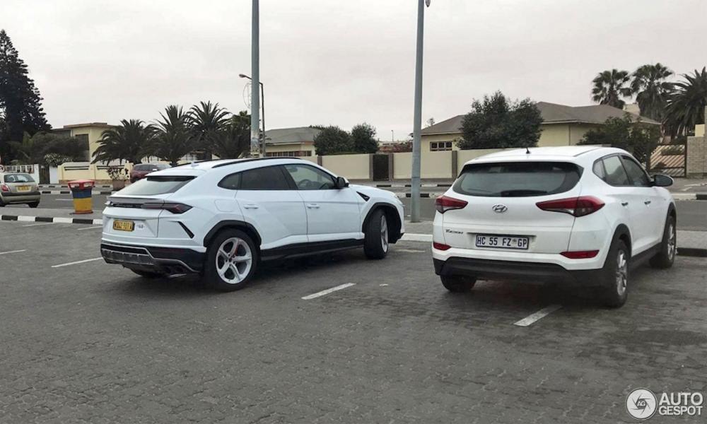 Lamborghini Urus màu trắng