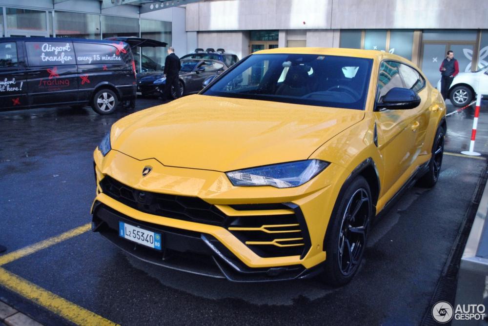 Lamborghini Urus màu vàng