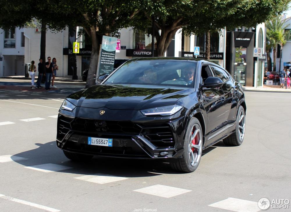 Lamborghini Urus màu đen