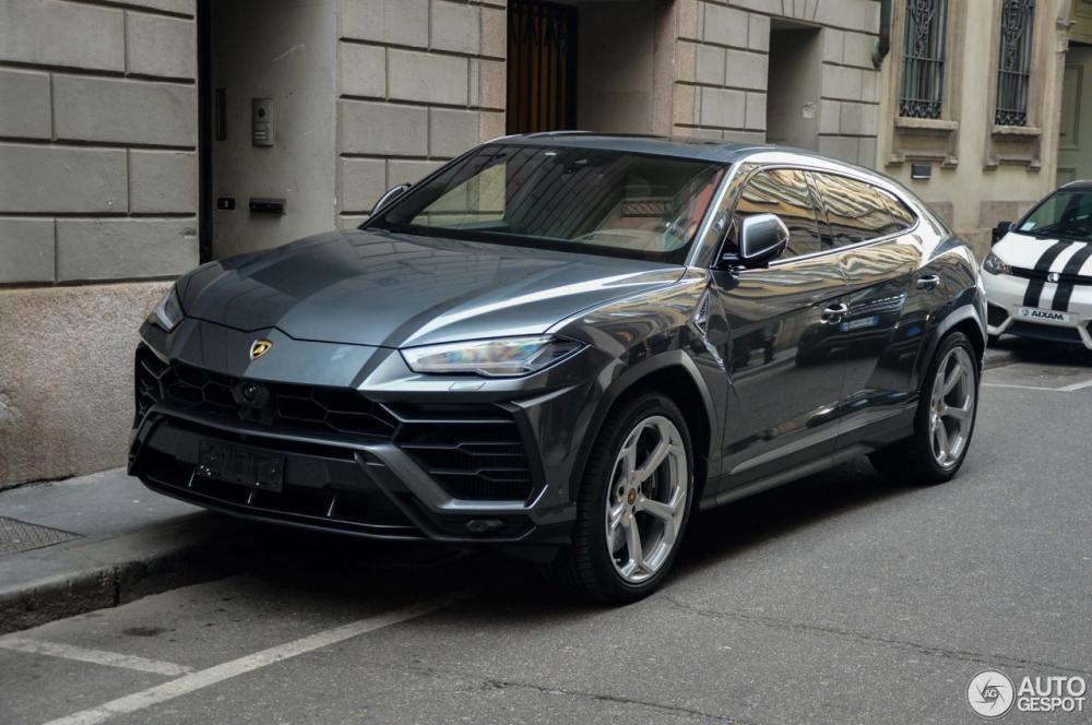 Lamborghini Urus màu xám