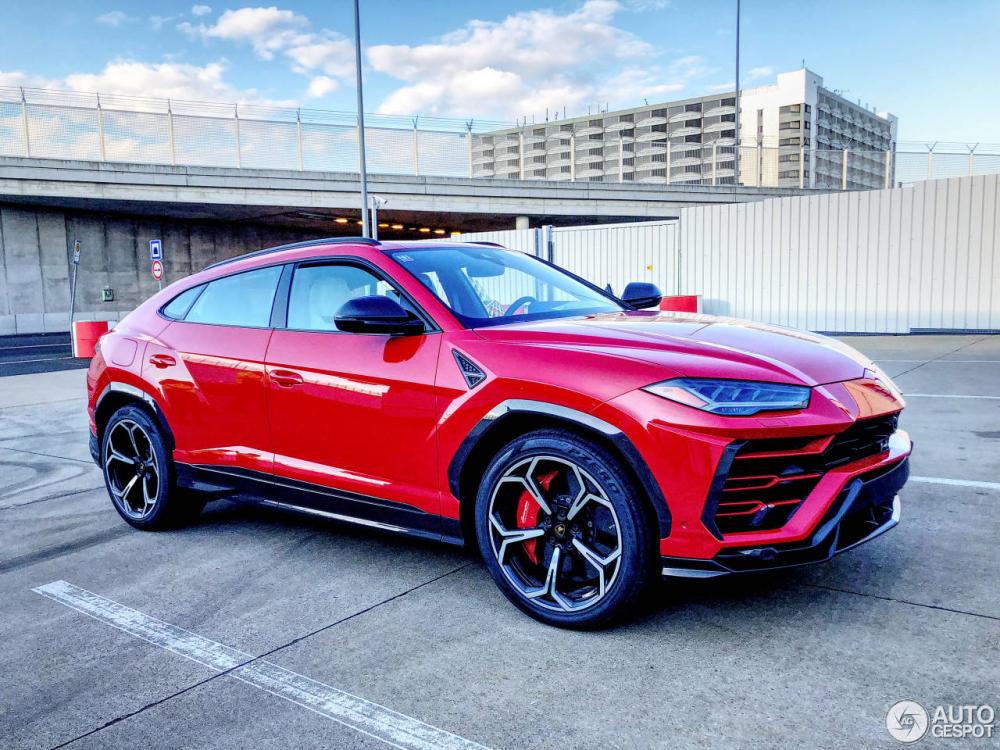 Lamborghini Urus sắp về Việt Nam bị bắt gặp tại đường phố của Đức với màu đỏ