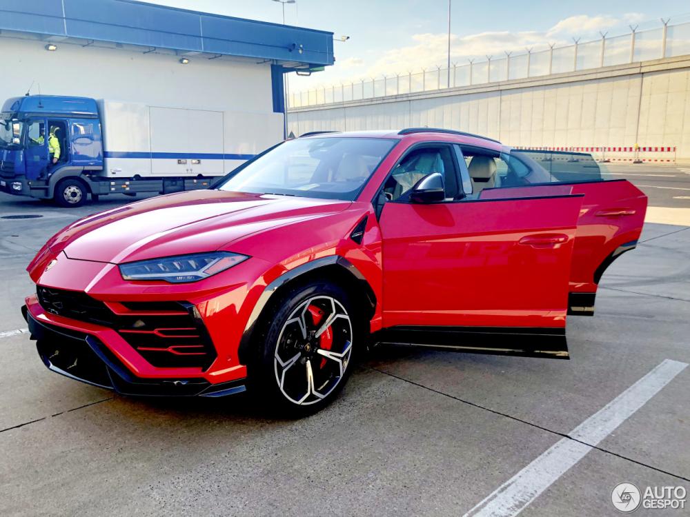 Lamborghini Urus sắp về Việt Nam bị bắt gặp tại đường phố của Đức với màu đỏ