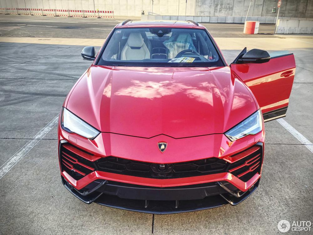 Lamborghini Urus sắp về Việt Nam bị bắt gặp tại đường phố của Đức với màu đỏ