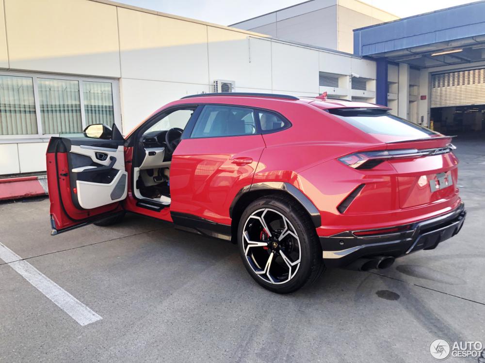 Lamborghini Urus sắp về Việt Nam bị bắt gặp tại đường phố của Đức với màu đỏ