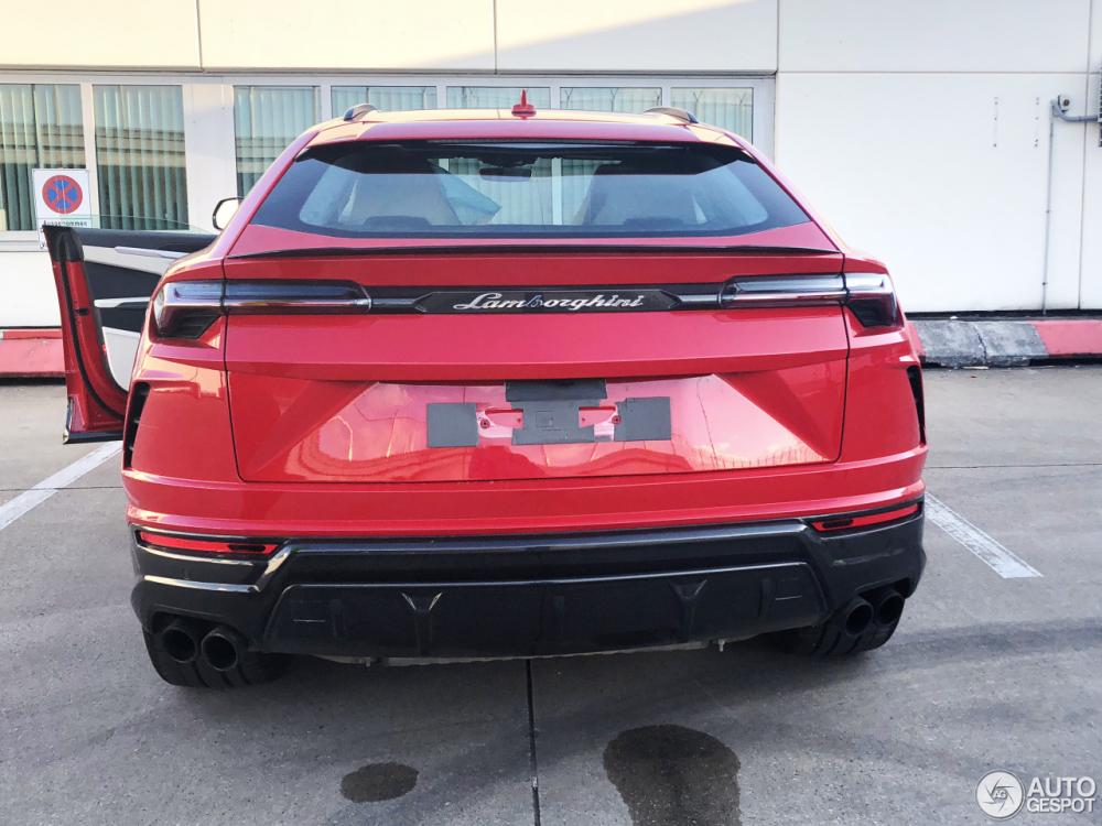 Lamborghini Urus sắp về Việt Nam bị bắt gặp tại đường phố của Đức với màu đỏ