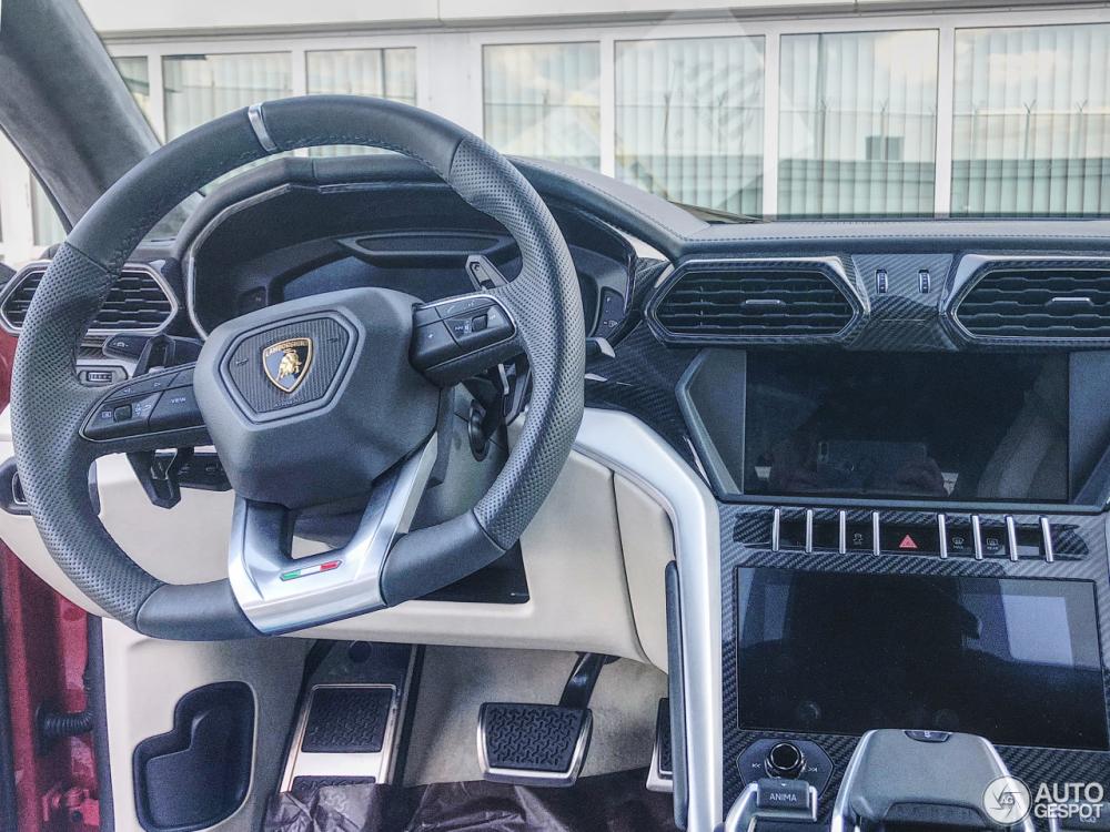 Lamborghini Urus sắp về Việt Nam bị bắt gặp tại đường phố của Đức với màu đỏ