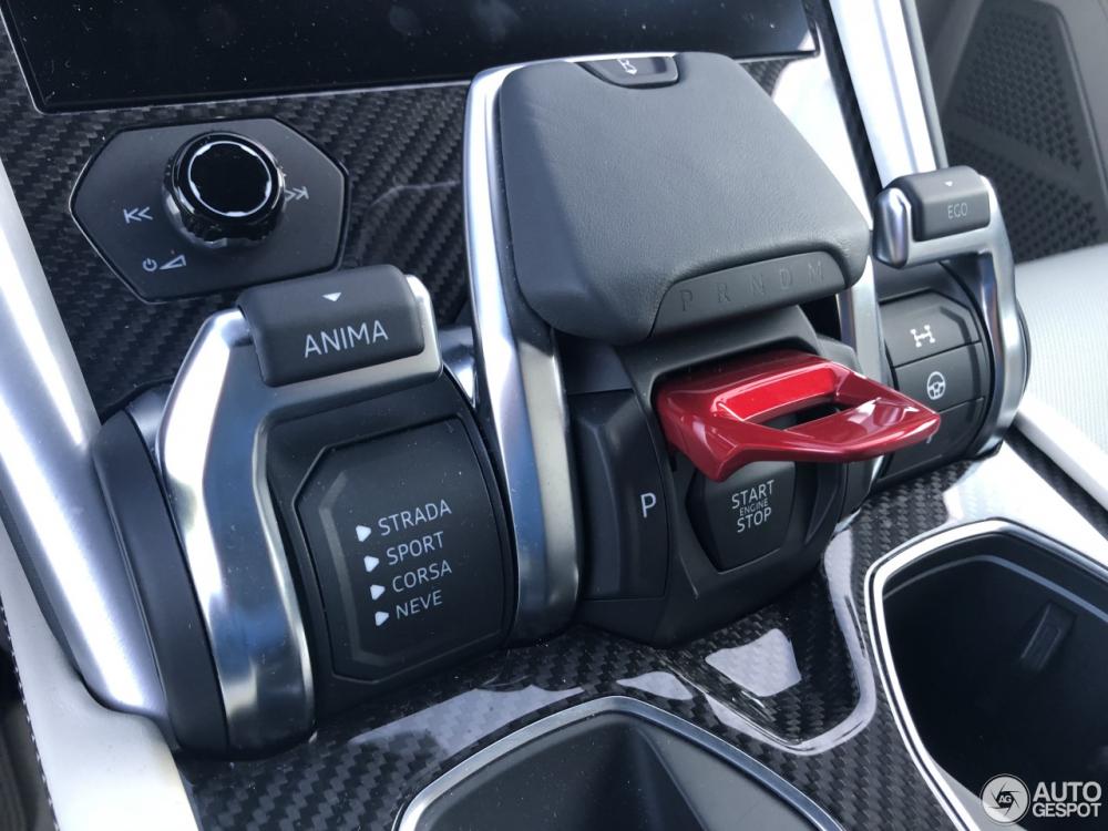 Lamborghini Urus sắp về Việt Nam bị bắt gặp tại đường phố của Đức với màu đỏ