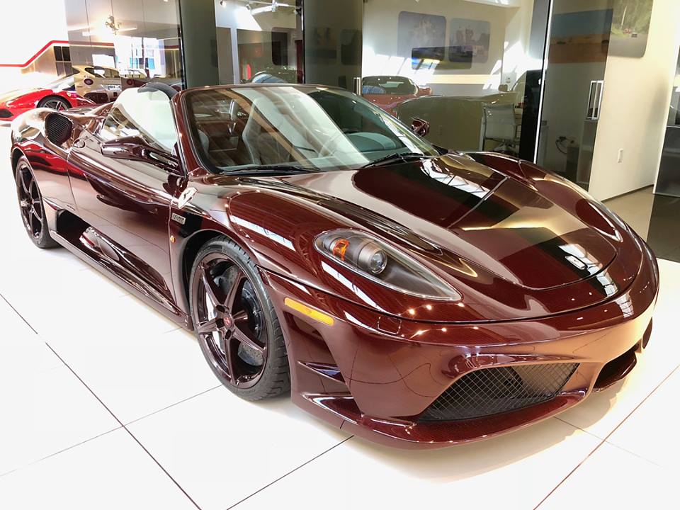 sieu-xe-Ferrari-Scuderia-Spider-16M-khoac-ao-soi-carbon-do