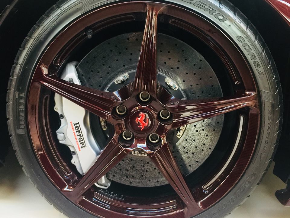 sieu-xe-Ferrari-Scuderia-Spider-16M-khoac-ao-soi-carbon-do