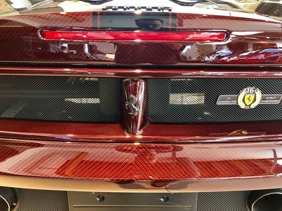 sieu-xe-Ferrari-Scuderia-Spider-16M-khoac-ao-soi-carbon-do