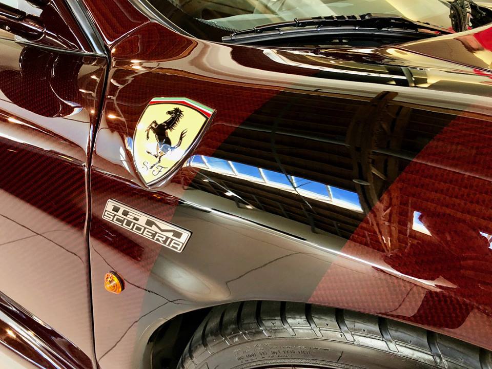 sieu-xe-Ferrari-Scuderia-Spider-16M-khoac-ao-soi-carbon-do