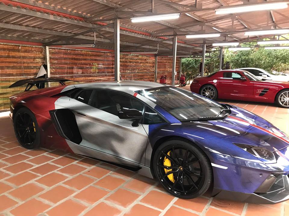 ngat-ngay-voi-bo-ao-sieu-xe-lamborghini-aventador-do-khung-cua-nguoi-viet-sinh-song-tai-lao