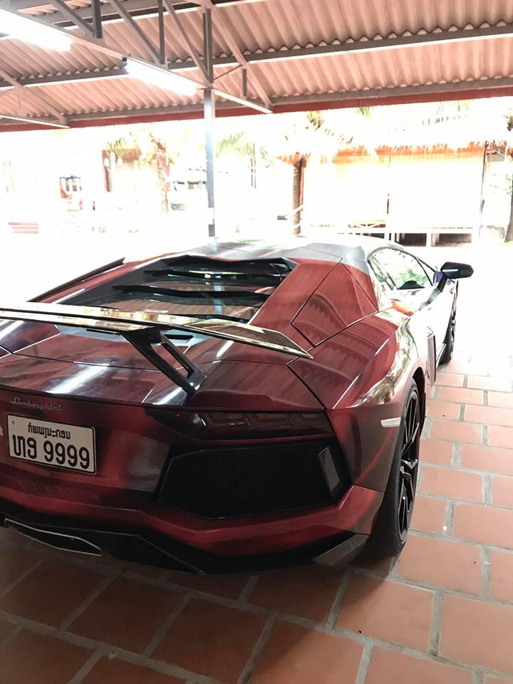 ngat-ngay-voi-bo-ao-sieu-xe-lamborghini-aventador-do-khung-cua-nguoi-viet-sinh-song-tai-lao