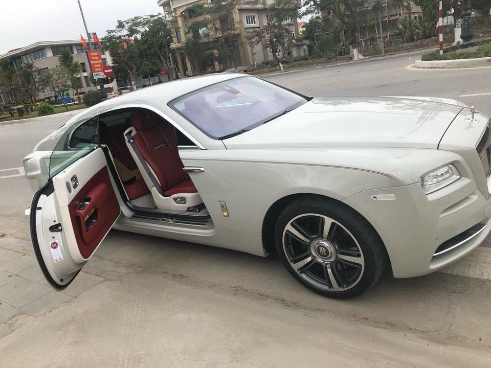 xe-sieu-sang-rollsroyce-wraith-tai-ha-noi-duoc-chu-nhan-cho-ra-bien-so-trang