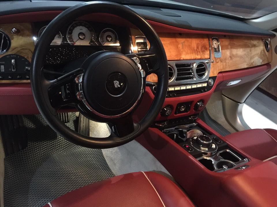 xe-sieu-sang-rollsroyce-wraith-tai-ha-noi-duoc-chu-nhan-cho-ra-bien-so-trang