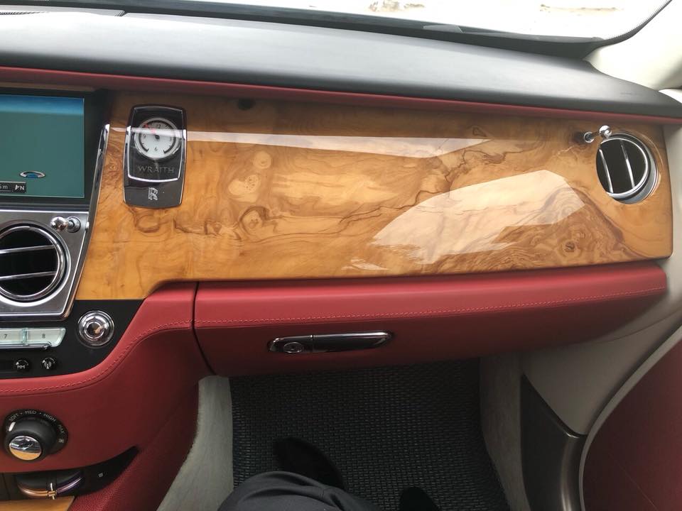 xe-sieu-sang-rollsroyce-wraith-tai-ha-noi-duoc-chu-nhan-cho-ra-bien-so-trang