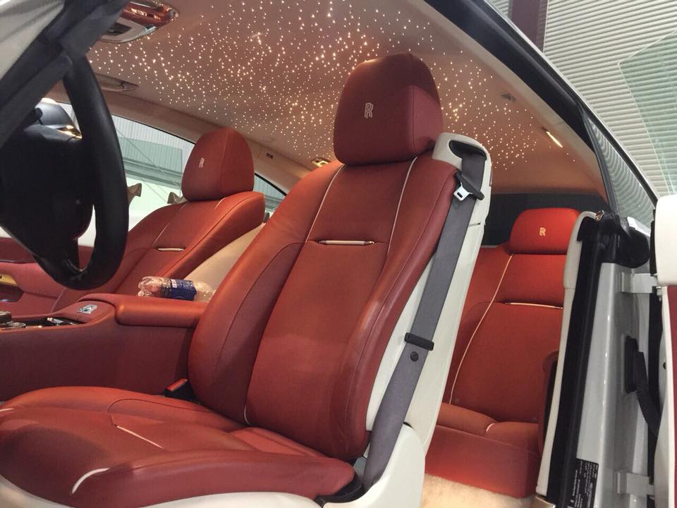 xe-sieu-sang-rollsroyce-wraith-tai-ha-noi-duoc-chu-nhan-cho-ra-bien-so-trang