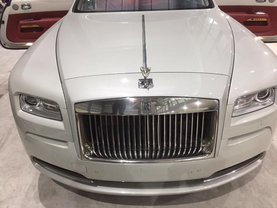 xe-sieu-sang-rollsroyce-wraith-tai-ha-noi-duoc-chu-nhan-cho-ra-bien-so-trang