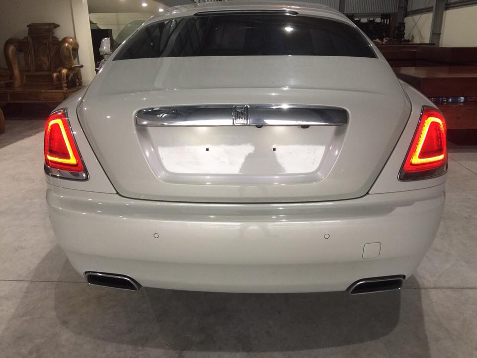 xe-sieu-sang-rollsroyce-wraith-tai-ha-noi-duoc-chu-nhan-cho-ra-bien-so-trang