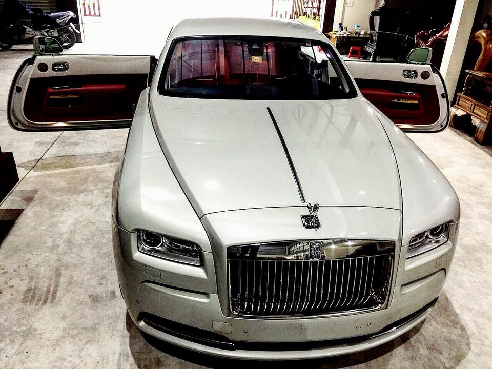 xe-sieu-sang-rollsroyce-wraith-tai-ha-noi-duoc-chu-nhan-cho-ra-bien-so-trang