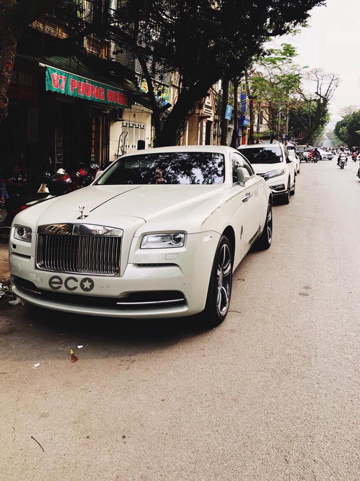 xe-sieu-sang-rollsroyce-wraith-tai-ha-noi-duoc-chu-nhan-cho-ra-bien-so-trang