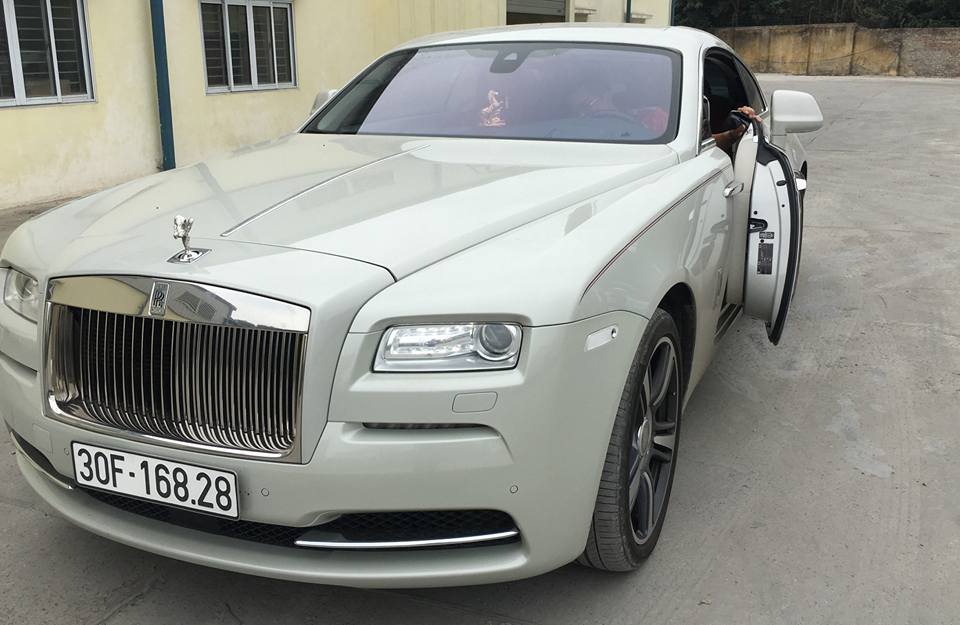 xe-sieu-sang-rollsroyce-wraith-tai-ha-noi-duoc-chu-nhan-cho-ra-bien-so-trang