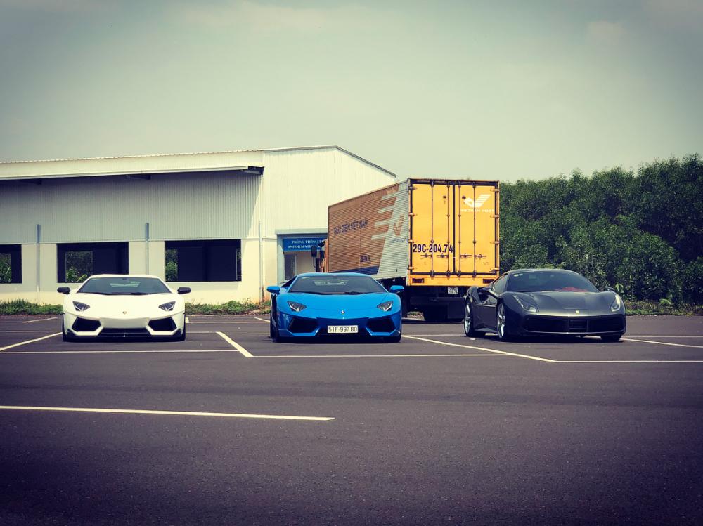cuong-dola-cung-ban-be-trai-nghiem-sieu-xe-lamborghini-va-ferrari-moi-mua