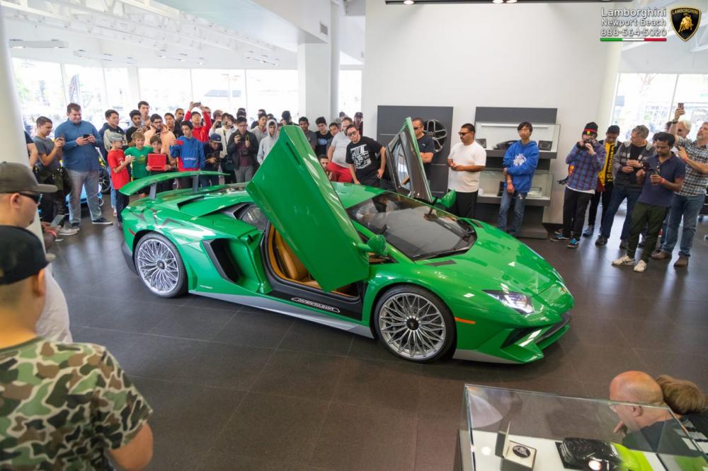 lamborghini-aventador-sv-voi-mau-son-lay-cam-hung-tu-chiec-miura-sv lamborghini-aventador-sv-voi-mau-son-lay-cam-hung-tu-chiec-miura-sv