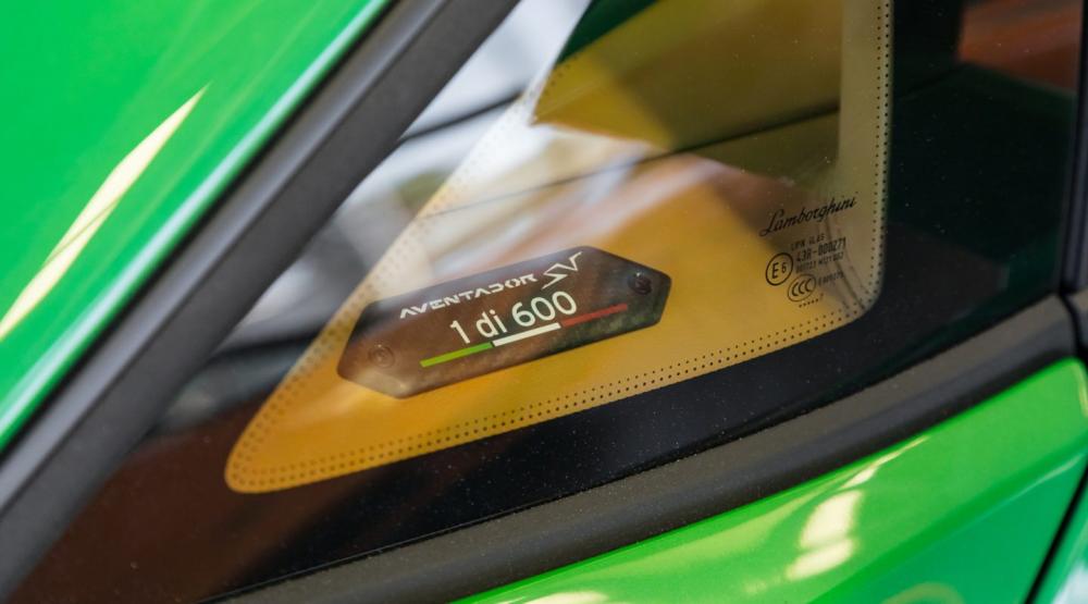 lamborghini-aventador-sv-voi-mau-son-lay-cam-hung-tu-chiec-miura-sv lamborghini-aventador-sv-voi-mau-son-lay-cam-hung-tu-chiec-miura-sv