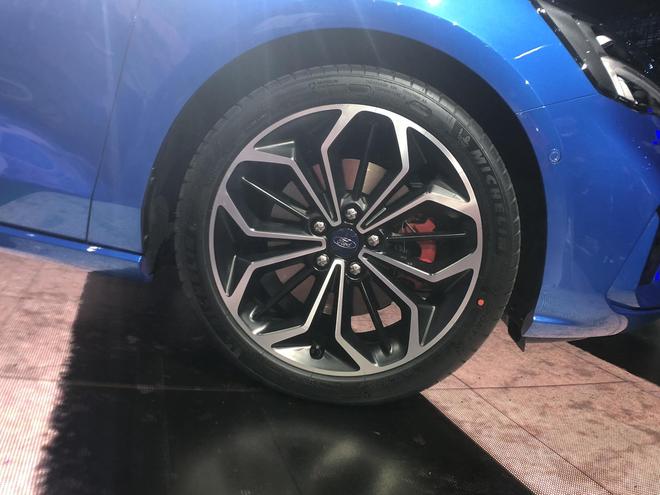 ford-focus-sedan-st-line-2019