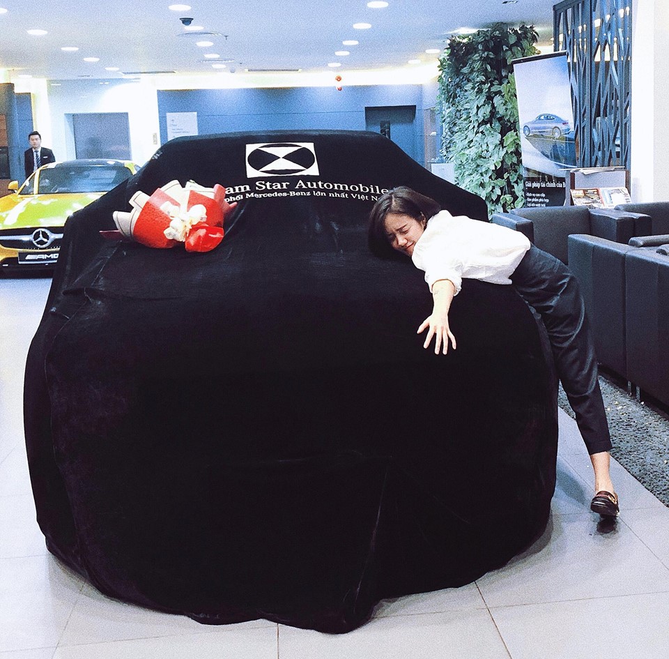 em-gai-ca-si-phuong-linh-tau-mercedesbenz-c300-amg-gan-2-ty-dong