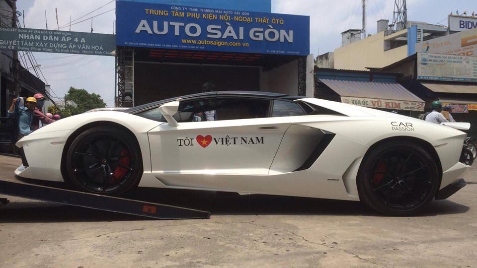 sieu-xe-lamborghini-aventador-mui-tran-bi-an-nhat-viet-nam-duoc-van-chuyen-vao-sai-thanh