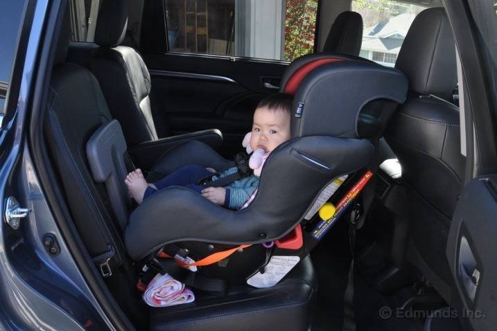 Không để trẻ em ngồi trên xe ô tô quá 1 giờ