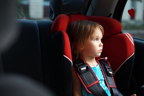 Không nên bé ngồi trên xe ô tô quá lâu