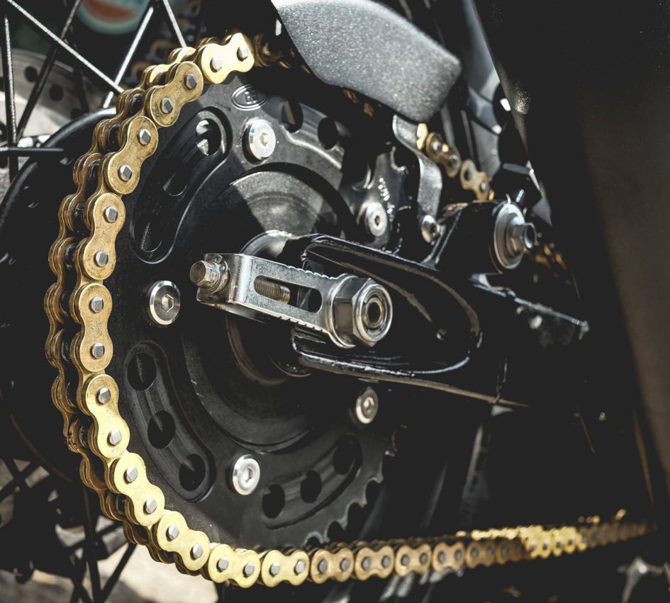 Bộ truyền động kết hợp giữa bộ nhông sau CNC được sơn đen và xích X-Ring vàng nổi bật