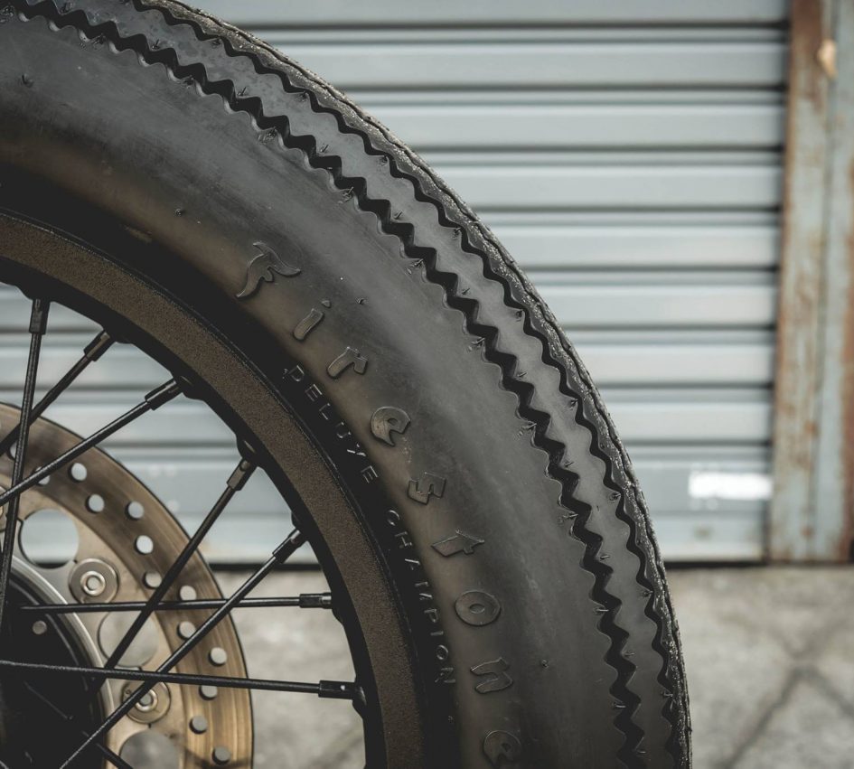 Bản độ được tăng tính cổ điển với bộ lốp Firestone Deluxe Champion với bộ vân răng cưa đậm chất classic