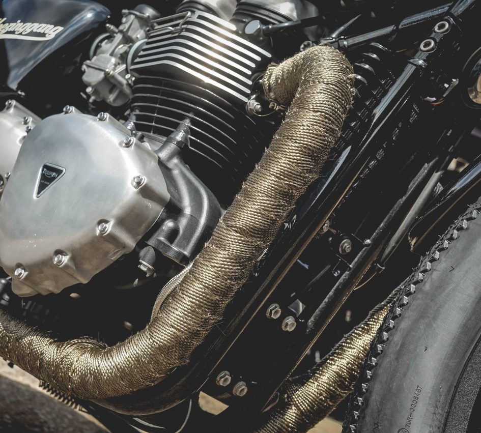 2 ống xả được Zeus cuốn 1 lớp vải cách nhiệt màu đồng khiến chiếc xe thêm phần bụi bặm và cá tính hơn.