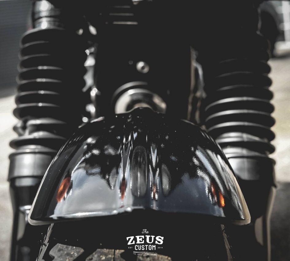 Dè chắn bùn trước được sơn đen bóng tinh tế và cặp bèo nhún độ làm tăng độ lớn cho cặp phuộc trước vốn hơi mỏng manh của Triumph Thruxton