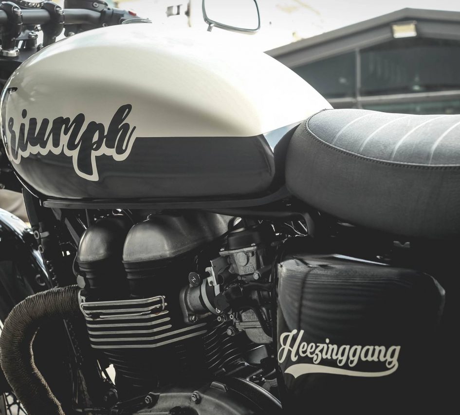 Bình xăng hạt đậu quen thuộc được sơn màu trắng kem pha đen và thương hiệu Triumph cách điệu trông khá nghịch ngợm tạo điểm nhấn cho bản độ