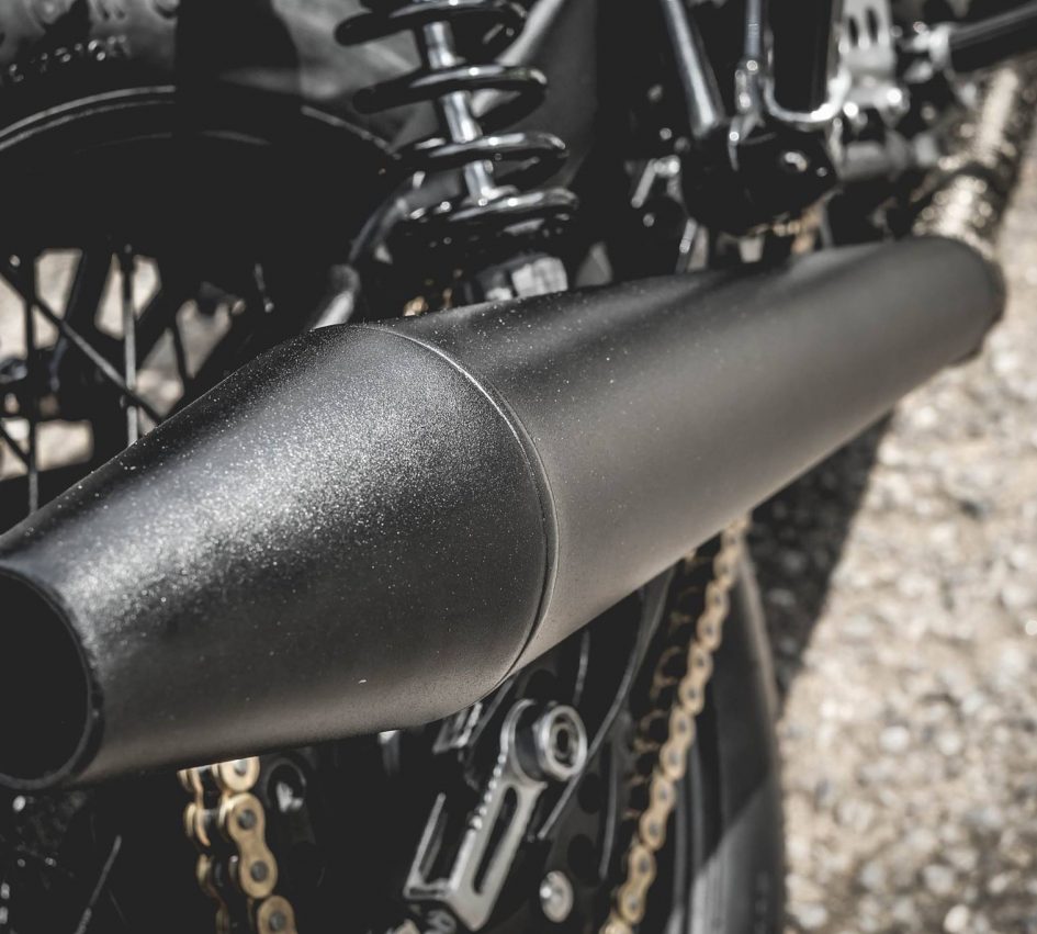 Ở bản độ này, Zeus sử dụng cặp pô nguyên bản và sơn đen nhám nguyên cây hòa hợp với toàn bộ chiếc xe