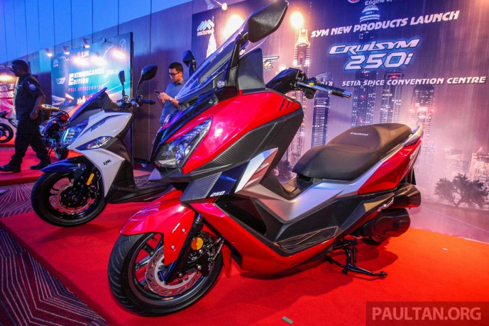 SYM CRUiSYM 250i 2018 có thiết kế khá đồ sộ. Tuy nhiên xe vẫn giữ được phong cách hiện đại và lịch sự