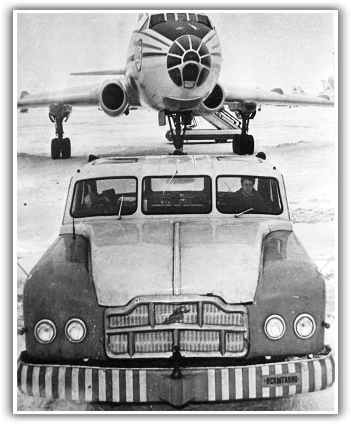 MAZ-541 có không ít chi tiết thiết kế thú vị như phụ tùng mạ crôm và một tấm lưới tải nhiệt đặc sắc maz-541