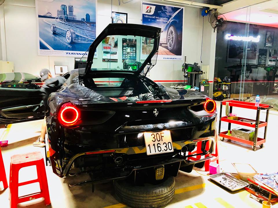 sieu-xe-ferrari-488-gtb-mau-den-doc-nhat-ha-thanh-do-po-fi